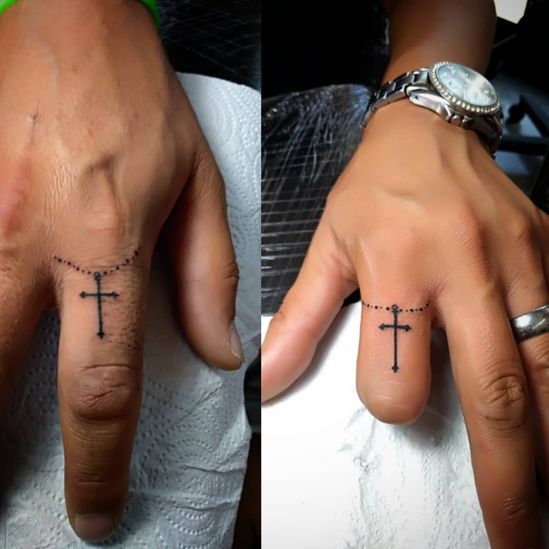 Тату что означает у мужчин. Наколка крест на пальце. Тату крестик на пальце. Тату крест на пальце мужские. Крест на указательном пальце.