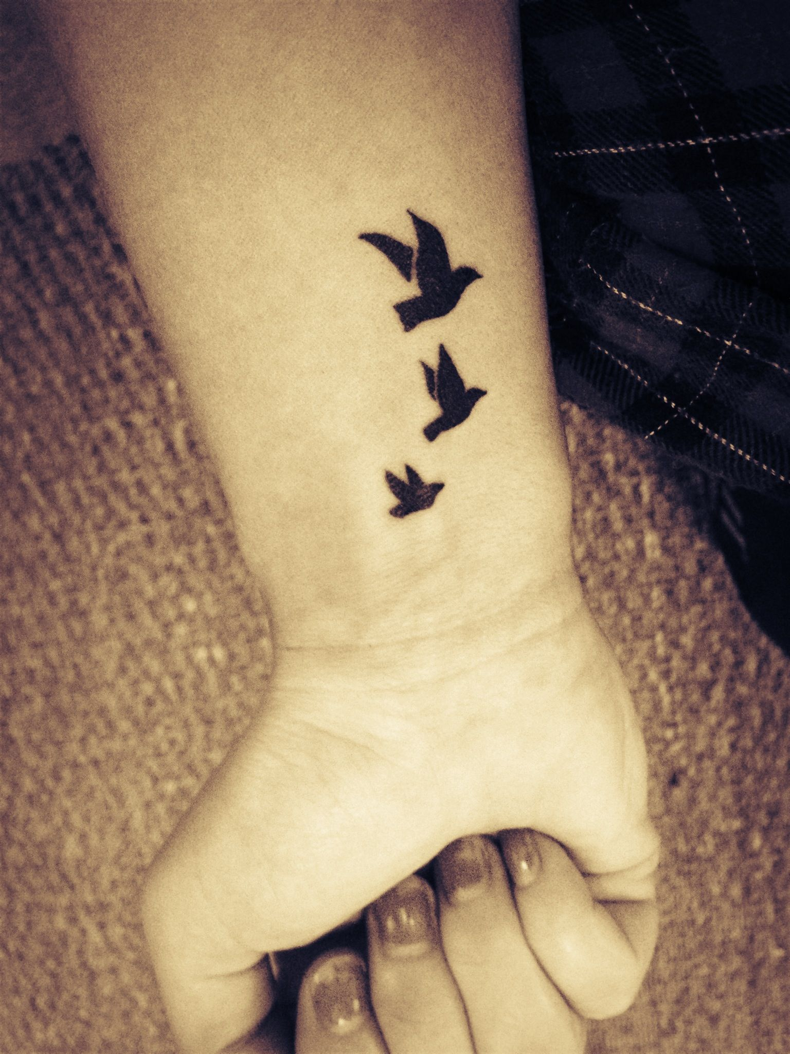Татуировка на запястье три птицы значения
