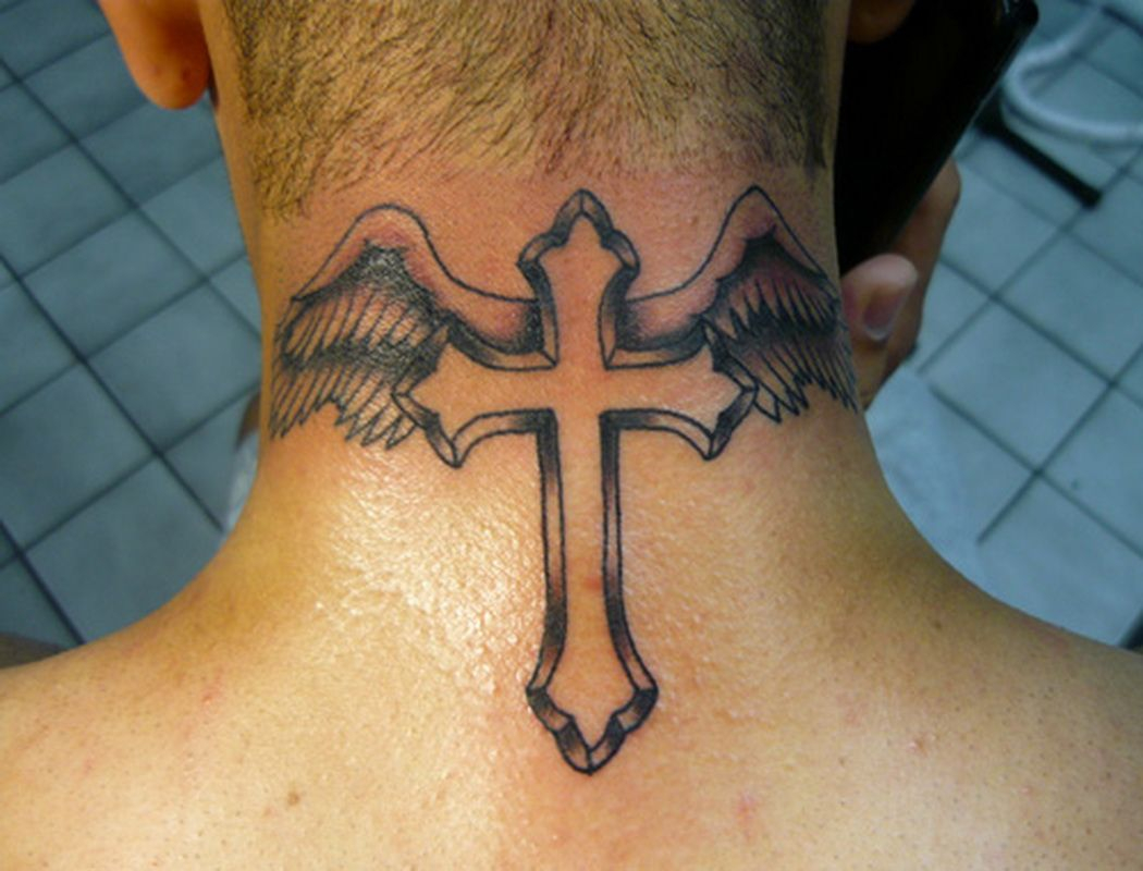 Тату крест с крыльями на шее мужские