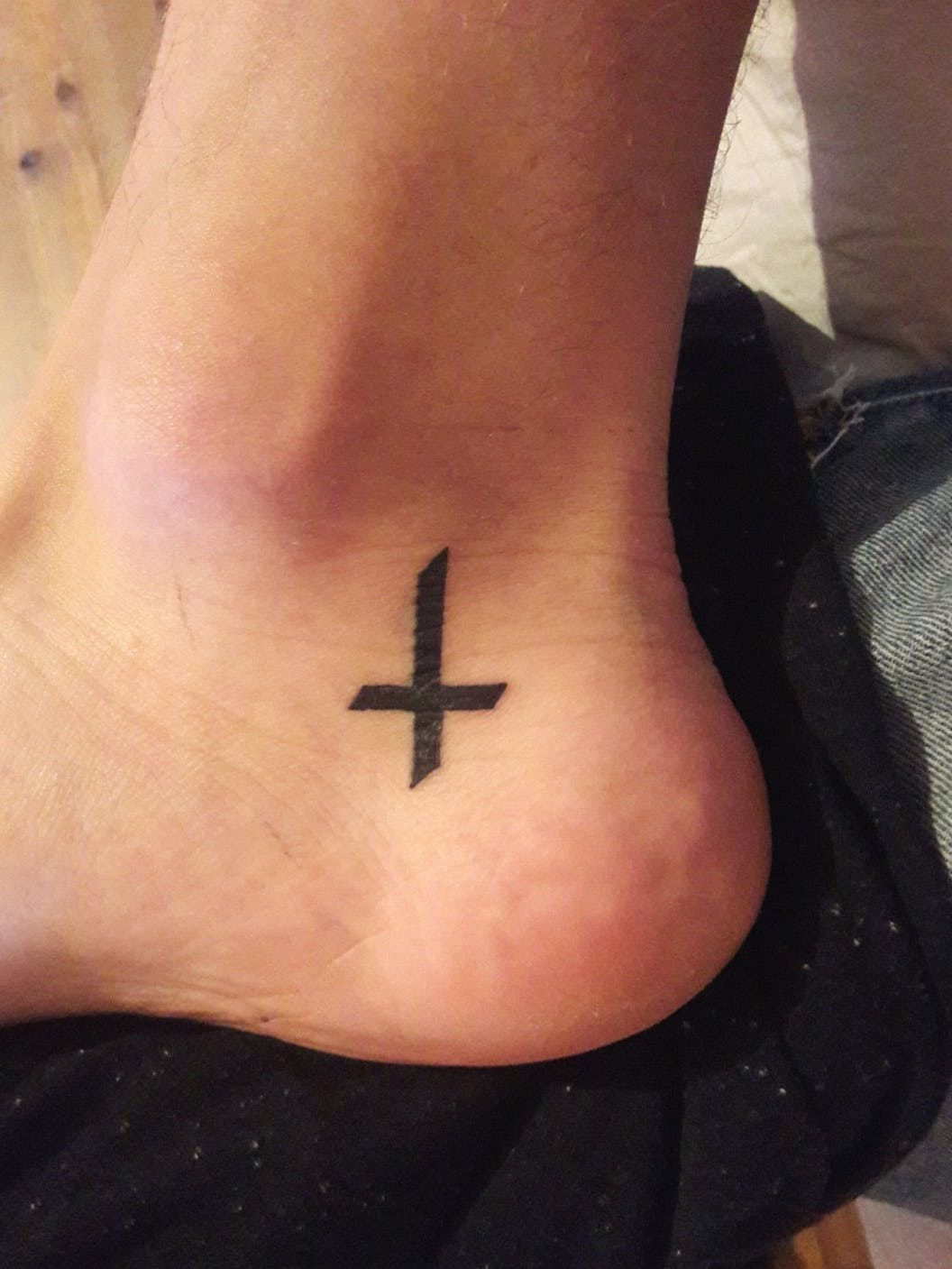Перевернутый крест тату на ноге