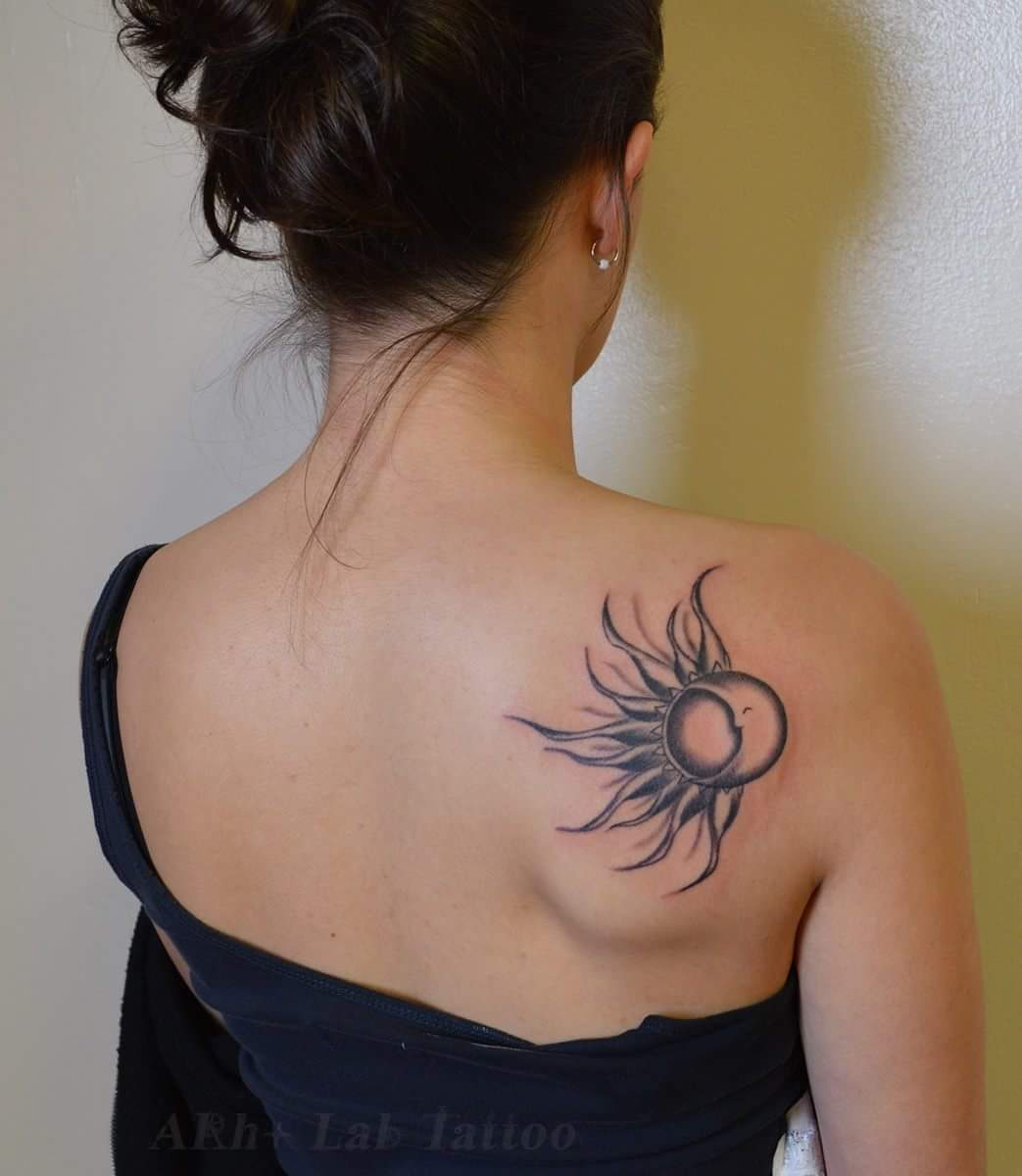 44 Alluring Shoulder Blade Tattoos To Flaunt With Off Shoulder Outfits with regard to dimensions 1043 X 1200