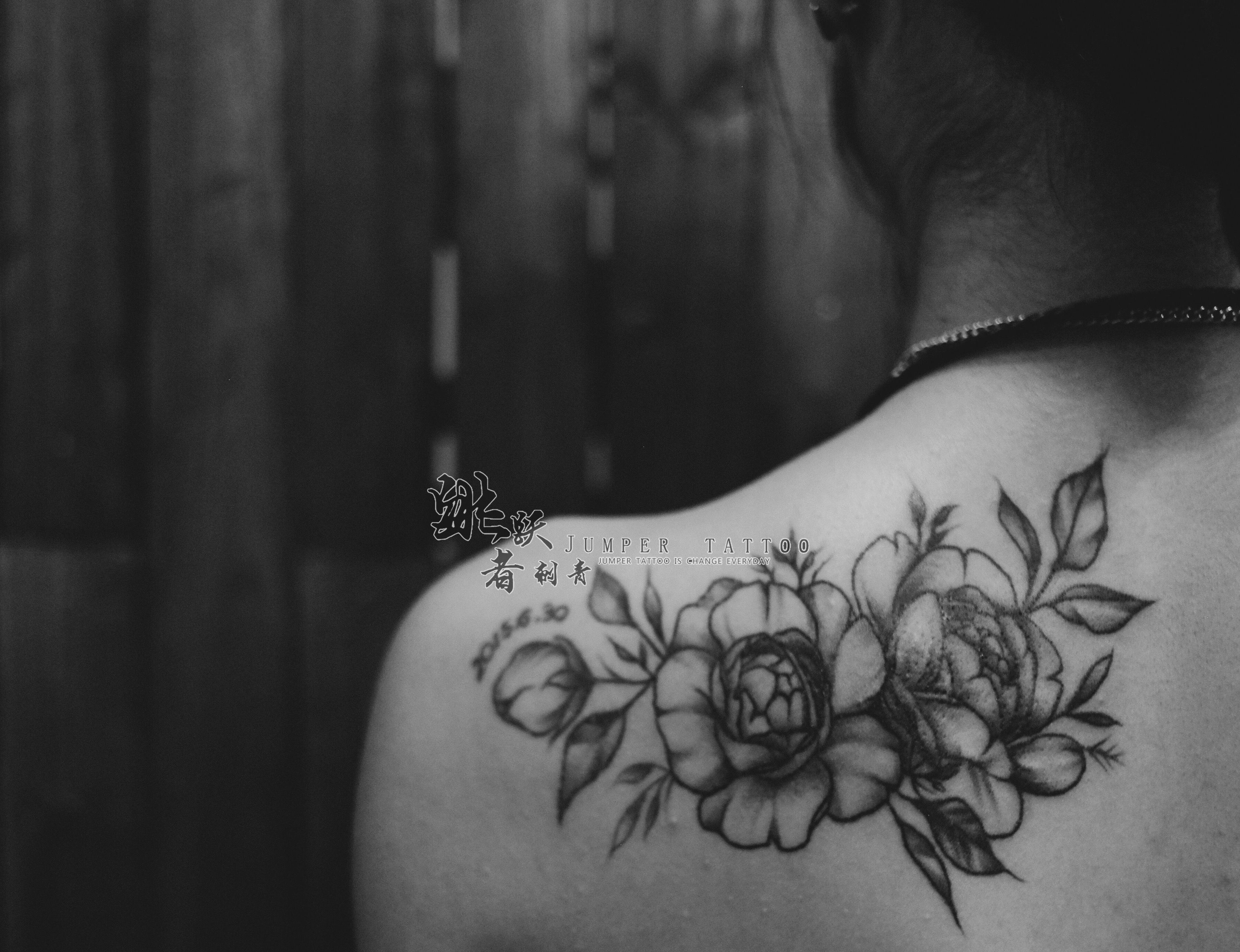 Flowers Tattoo On Back Shoulder Black And White Flowertattoosonback regarding dimensions 3577 X 2746