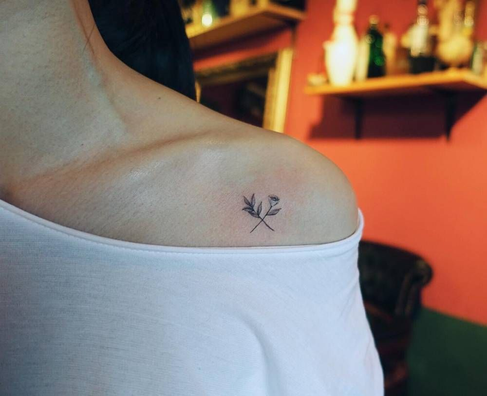 Little Tattoos Flower Tattoo On The Left Shoulder Tattoo Artist inside proportions 1000 X 813