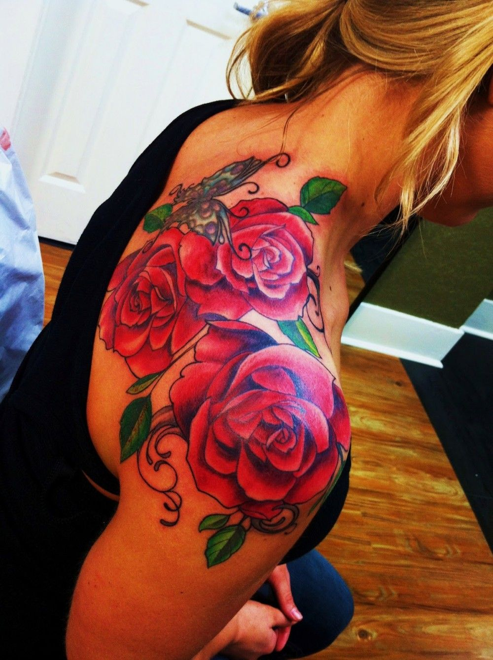 Roses On Shoulder Body Art Rose Tattoos Tattoos Shoulder Tattoo in measurements 1000 X 1338