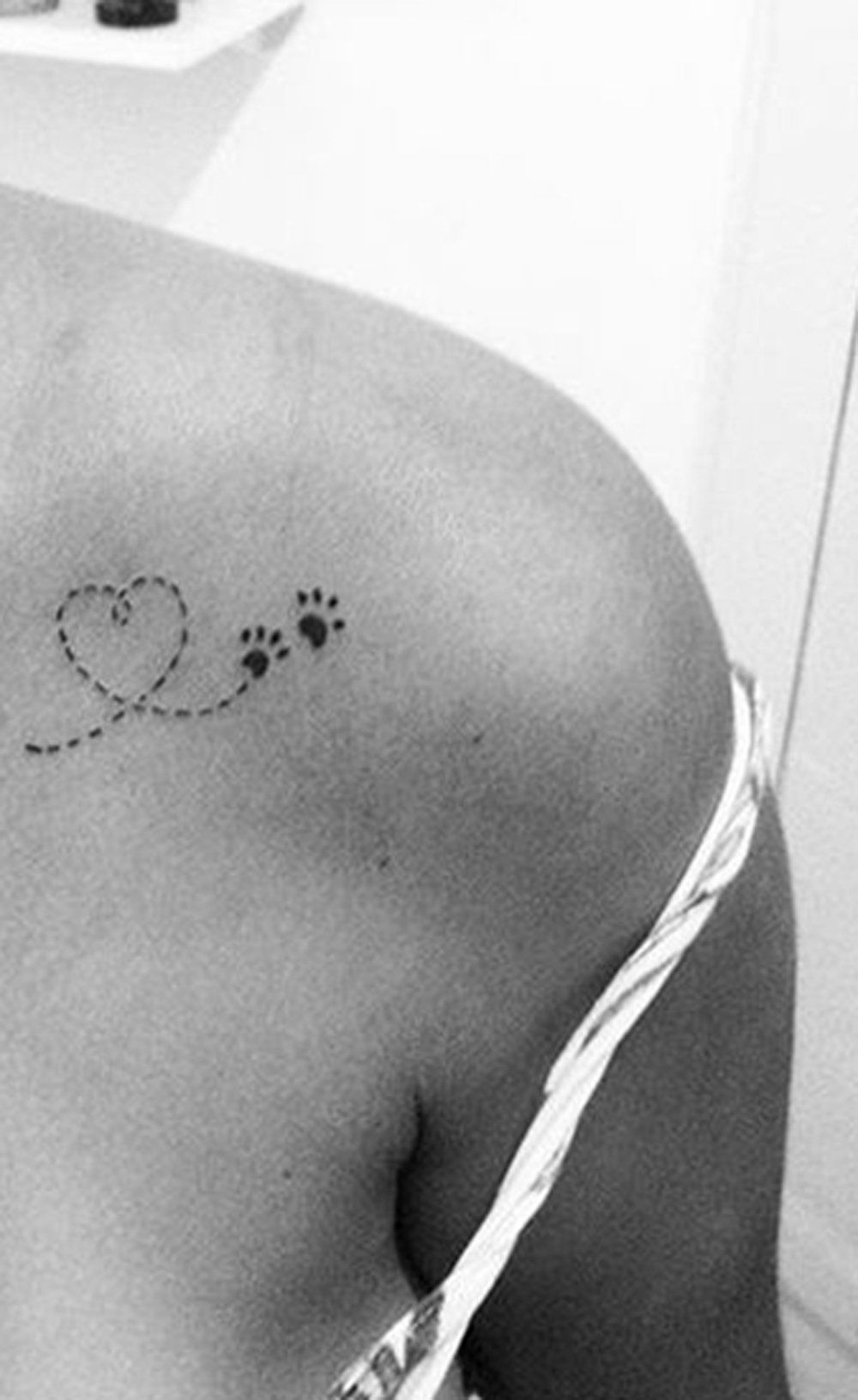 Small Dog Paw Print Heart Flies Shoulder Tattoo Ideas For Women for measurements 1000 X 1632